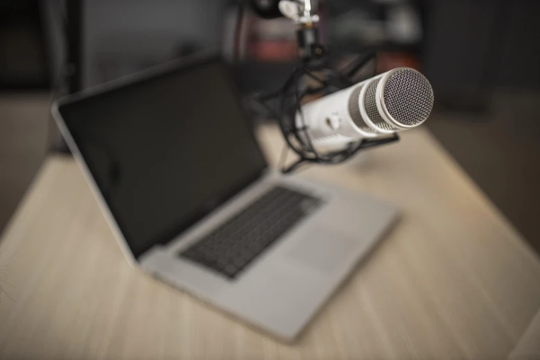 Podcast-Remote-Aufzeichnung-Mikrofon-mit-Laptop